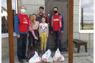 Краснодар, поселок Знаменский. Молодые коммунисты помогают ветеранам и многодетным семьям