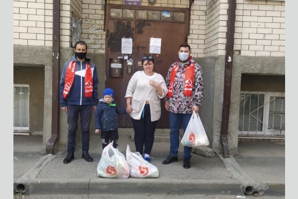 Добровольцы КПРФ помогают бедствующим из-за карантина жителям Краснодара Добровольцы КПРФ помогают бедствующим из-за карантина жителям Краснодара
