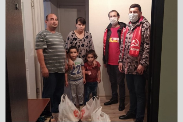 Краснодар. Активисты КПРФ в условиях карантина продолжают оказывать помощь многодетным семьям Краснодар. Активисты КПРФ в условиях карантина продолжают оказывать помощь многодетным семьям