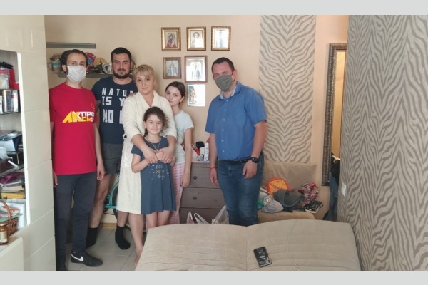 Краснодар. В День защиты детей активисты КПРФ оказали помощь нуждающимся семьям Краснодар. В День защиты детей активисты КПРФ оказали помощь нуждающимся семьям
