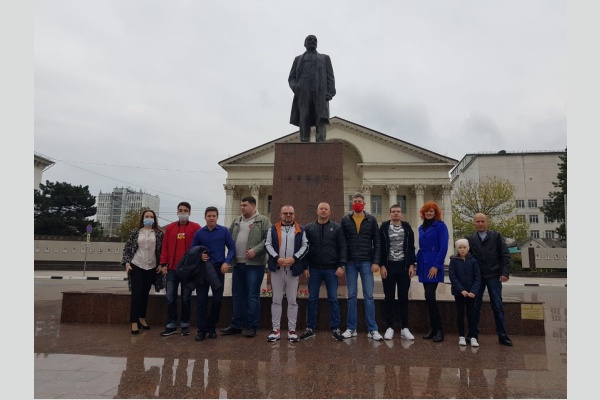 Город-герой Новороссийск: красный автопробег в честь Великого Октября Город-герой Новороссийск: красный автопробег в честь Великого Октября