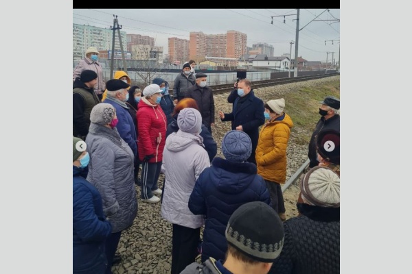 Коммунист-депутат Д. Коломиец помогает обустроить переход через железную дорогу Коммунист-депутат Д. Коломиец помогает обустроить переход через железную дорогу