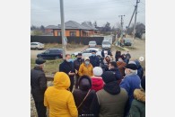 Коммунист-депутат Д. Коломиец помогает обустроить переход через железную дорогу