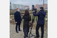 Коммунист-депутат Д. Коломиец помогает обустроить переход через железную дорогу