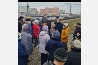 Коммунист-депутат Д. Коломиец помогает обустроить переход через железную дорогу
