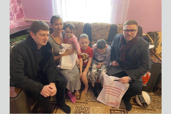 Активисты КПРФ проводят новогоднюю благотворительную акцию Активисты КПРФ проводят новогоднюю благотворительную акцию