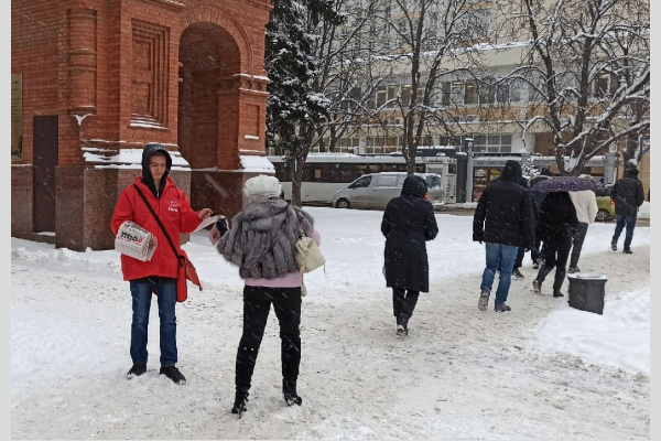 Краснодар. Молодые агитаторы КПРФ распространяют «Краснодарскую правду»