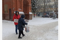 Краснодар. Молодые агитаторы КПРФ распространяют «Краснодарскую правду»