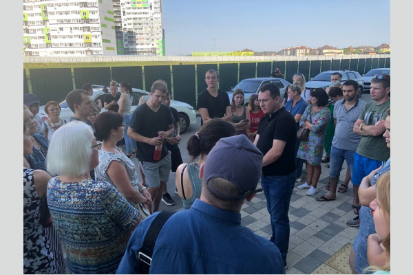 Краснодар. Коммунист-депутат Александр Сафронов поможет устранить проблемы жителей многоквартирного дома Краснодар. Коммунист-депутат Александр Сафронов поможет устранить проблемы жителей многоквартирного дома