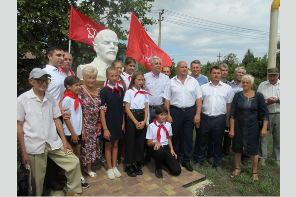 В поселке Афипском активисты КПРФ установили новый памятник В.И. Ленину В поселке Афипском активисты КПРФ установили новый памятник В.И. Ленину