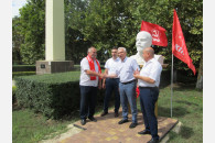 В поселке Афипском активисты КПРФ установили новый памятник В.И. Ленину