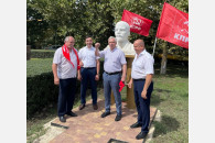 В поселке Афипском активисты КПРФ установили новый памятник В.И. Ленину