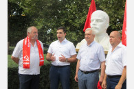 В поселке Афипском активисты КПРФ установили новый памятник В.И. Ленину