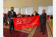 Выселковский район. Коммунист-депутат вручил станичной школе копию Знамени Победы