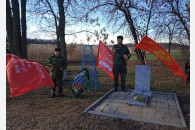 Выселковский район. Коммунист-депутат вручил станичной школе копию Знамени Победы