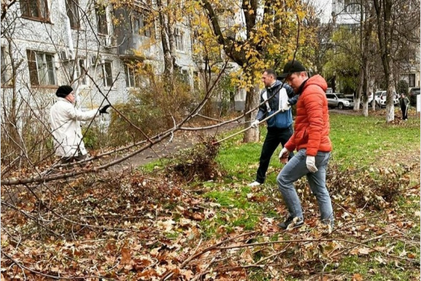 Краснодар. Депутаты фракции КПРФ городской Думы помогают жителям проводить субботники Краснодар. Депутаты фракции КПРФ городской Думы помогают жителям проводить субботники