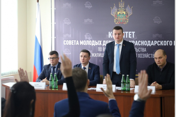 Краснодар. Коммунисты-депутаты обсудили на заводе проблему подготовки кадров для промышленности Краснодар. Коммунисты-депутаты обсудили на заводе проблему подготовки кадров для промышленности