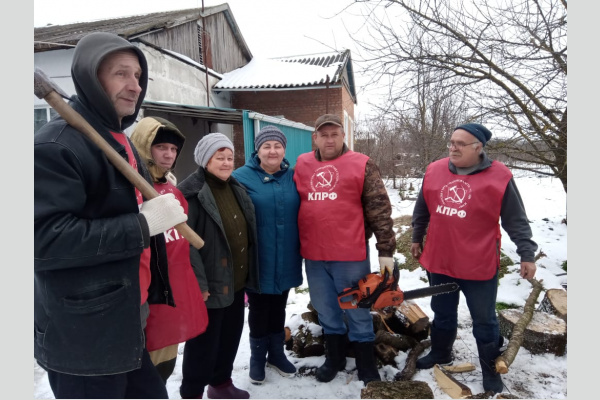 Активисты первичного отделения КПРФ обеспечили хуторской ФАП дровами