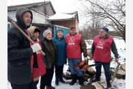 Активисты первичного отделения КПРФ обеспечили хуторской ФАП дровами