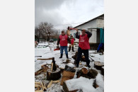 Активисты первичного отделения КПРФ обеспечили хуторской ФАП дровами