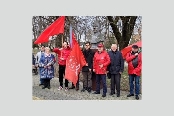Белореченск. Активисты КПРФ и ЛКСМ почтили память И.В. Сталина Белореченск. Активисты КПРФ и ЛКСМ почтили память И.В. Сталина