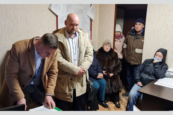 Краснодар. Коммунист-депутат Иван Жилищиков провел встречу с жителями многоквартирных домов Краснодар. Коммунист-депутат Иван Жилищиков провел встречу с жителями многоквартирных домов