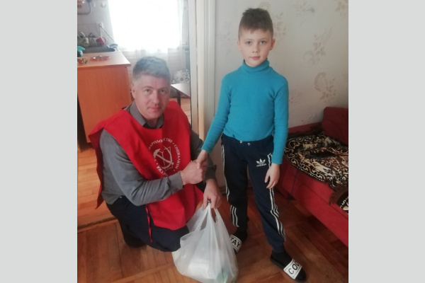 Краснодар. Активисты КПРФ оказывают помощь беженцам из Донбасса Краснодар. Активисты КПРФ оказывают помощь беженцам из Донбасса