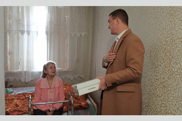 Краснодар. Коммунист-депутат И.Жилищиков оказал помощь пенсионерке из Донбасса Краснодар. Коммунист-депутат И.Жилищиков оказал помощь пенсионерке из Донбасса
