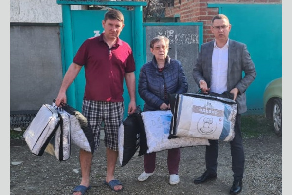 Активист КПРФ помог двум семьям беженцев Активист КПРФ помог двум семьям беженцев