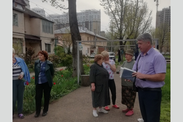Краснодар. Активист КПРФ Д. Чугунов выслушал жалобы жителей нескольких домов Краснодар. Активист КПРФ Д. Чугунов выслушал жалобы жителей нескольких домов