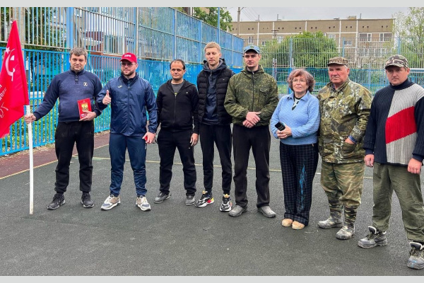 Станица Калининская. Активисты КПРФ помогли привести в порядок детскую площадку Станица Калининская. Активисты КПРФ помогли привести в порядок детскую площадку