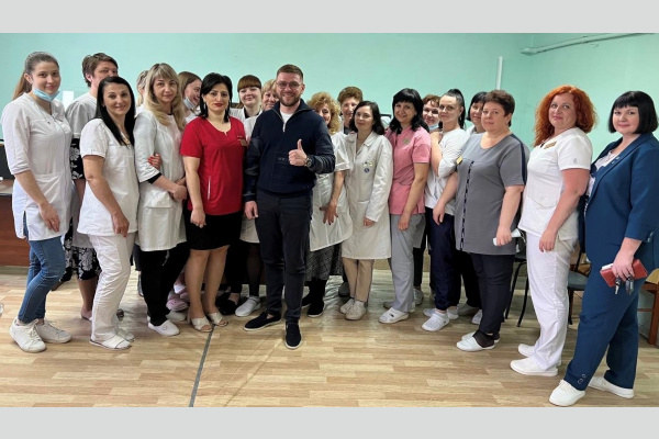 Калининский район. Активист КПРФ Роман Поливода поздравил медсестер с профессиональным праздником Калининский район. Активист КПРФ Роман Поливода поздравил медсестер с профессиональным праздником