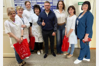 Калининский район. Активист КПРФ Роман Поливода поздравил медсестер с профессиональным праздником