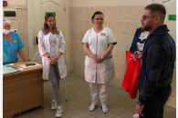 Калининский район. Активист КПРФ Роман Поливода поздравил медсестер с профессиональным праздником