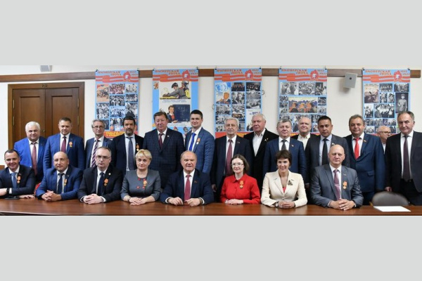 В Госдуме депутаты фракции КПРФ встретились с делегацией Народного Совета ДНР В Госдуме депутаты фракции КПРФ встретились с делегацией Народного Совета ДНР