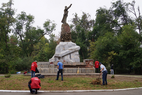 Коммунисты Краснодара приняли участие в городском субботнике